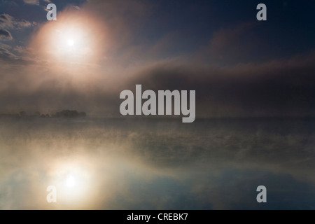 Sunrise con nuvole sopra il lago di storage Poehl, in Germania, in Sassonia, Jocketa Foto Stock