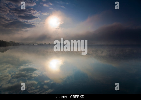 Sunrise con nuvole sopra il lago di storage Poehl, in Germania, in Sassonia, Jocketa Foto Stock