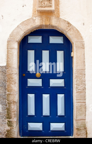 Tipica vecchia porta di legno per un edificio residenziale nel centro storico o la medina, Sito Patrimonio Mondiale dell'UNESCO, , Marocco, Africa Foto Stock