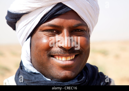 Il Tuareg testa di uomo con turbante, Tinezouline, Valle di Draa Marocco Foto Stock