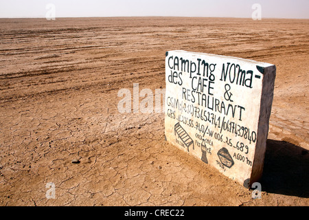 Segno per un campeggio all'inizio del deserto del Sahara vicino a Mhamid, Marocco, Africa Foto Stock