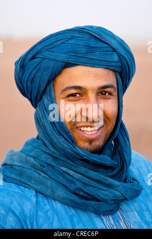 Il Tuareg indossando un turbante, Tinezouline, Valle di Draa Marocco Foto Stock