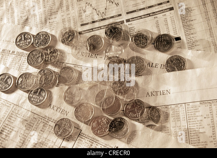 DM pezzi sul business pagine di un giornale con la borsa Foto Stock