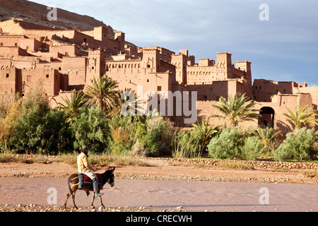 Tradizionali Berbere adobe architettura, Kasbah di Aït Benhaddou, patrimonio culturale mondiale dell UNESCO, Marocco, Africa Foto Stock