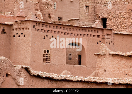 Tradizionali Berbere adobe architettura, Kasbah di Aït Benhaddou, patrimonio culturale mondiale dell UNESCO, Marocco, Africa Foto Stock
