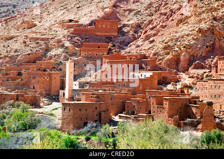 Villaggio berbero con i tradizionali mattoni di fango case, Telouet, Valle di Ounila, Alto Atlante, Marocco, Africa Foto Stock