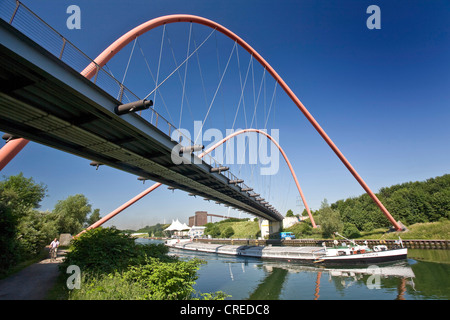 Il rosso arco in acciaio ponte sopra il Rhine-Herne-canale al Nordstern Park, in Germania, in Renania settentrionale-Vestfalia, la zona della Ruhr, Gelsenkirchen Foto Stock