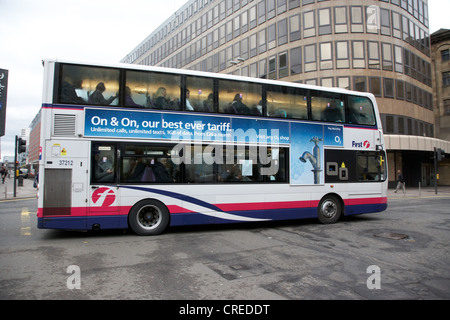 Primo double decker bus nel centro della città di Glasgow Scotland Regno Unito movimento motion blur Foto Stock
