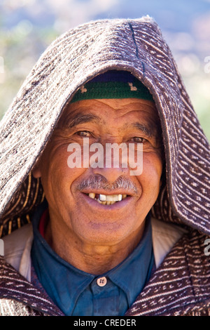 L'uomo indossando il tradizionale copricapo arabo sorridente Foto stock -  Alamy