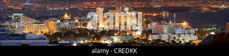 La striscia di hotel di notte, Eilat, Israele Foto Stock