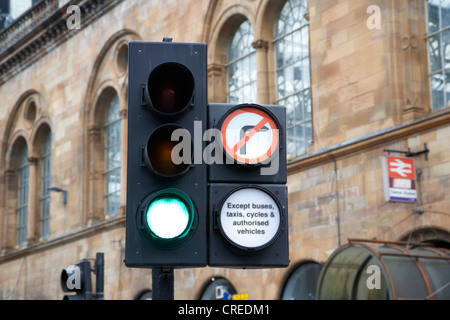 Il semaforo verde segnale con nessun diritto di giro tranne che gli autobus taxi cicli e i veicoli autorizzati Glasgow Scotland Regno Unito Foto Stock