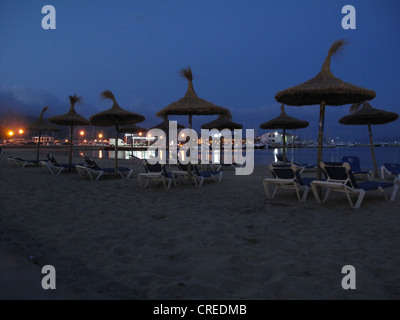 Tramonto sulla spiaggia di Puerto Pollensa, Mallorca Foto Stock