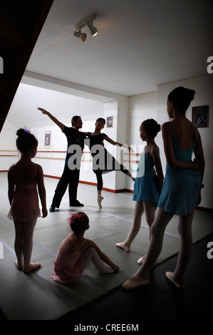 Ballerini e insegnanti Chika Temma e Yuri Demakov a loro Bristol dance studio REGNO UNITO Foto Stock