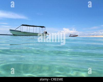 Il turchese della superficie del mare con la barca e la riva della spiaggia di sabbia e il mare dei Caraibi, Zapatillas isola, Panama Foto Stock