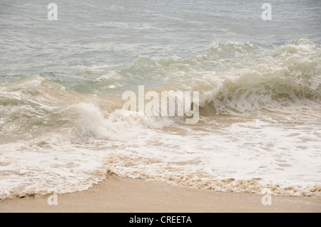 Crashing Surf sulla spiaggia Foto Stock