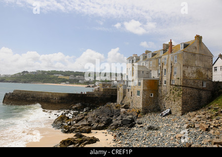 Grande casa sulla roccia nel porto di St Ives in Cornovaglia Foto Stock