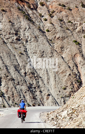 Ciclista femmina, Tizi-n-Test mountain pass, Tizi-n-Test mountain pass road in Alto Atlante vicino Asni, Marocco, Africa Foto Stock