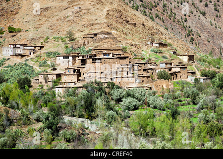 Villaggio di montagna con fango-walled case vicino i Tizi-n-Test mountain pass, Tizi-n-Test mountain pass road in Alto Atlante Foto Stock