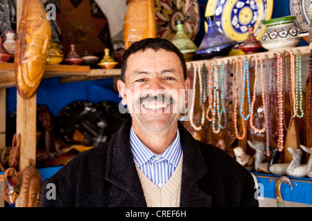 Berber nel suo negozio di articoli da regalo, Tizi-n-Test mountain pass road, nell'Alto Atlante vicino Asni, Marocco, Africa Foto Stock