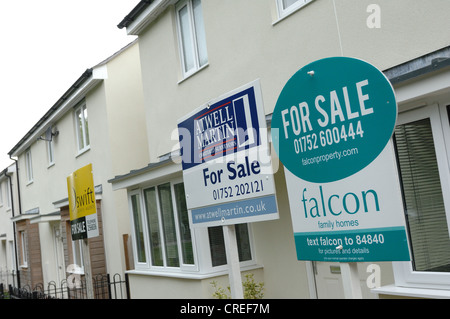 Nuove case e Casa in vendita segni presso il Limes in Plymouth Devon Foto Stock