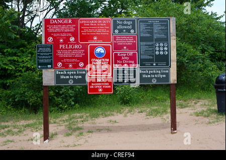 Misc. digital signage all'entrata di Cedar Grove Beach in Staten Island in New York Foto Stock