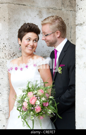 Lo sposo e la sposa in Regensburg, Baviera, Germania, Europa Foto Stock