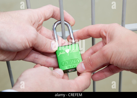 Lucchetto come un simbolo di amicizia e di amore di una coppia sposata su un ponte in Regensburg, Baviera, Germania, Europa Foto Stock