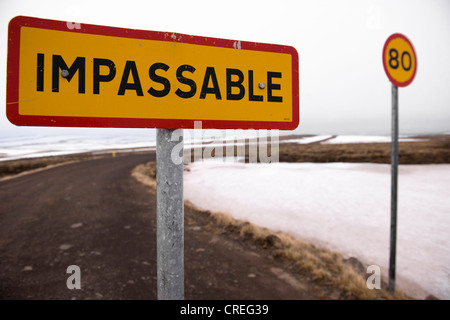 Segno di traffico in corrispondenza di un passo di montagna "impraticabile", strada non percorribile, Islanda, Nord Europa Foto Stock