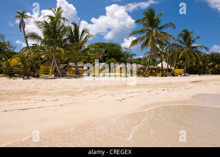 Spiaggia con cabine turistiche, Little Corn Island, il Mare dei Caraibi, Nicaragua, America Centrale, America Foto Stock