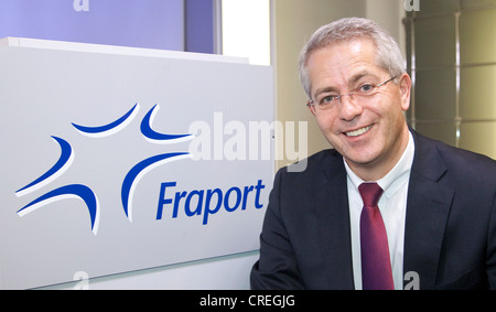 Stefan Schulte, CEO di Fraport AG, con Fraport AG logo, risultati annuali di conferenza stampa, Frankfurt am Main, Hesse Foto Stock