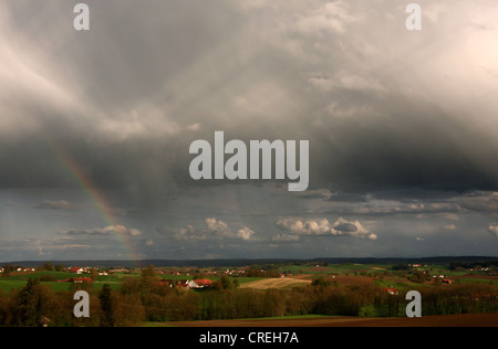 Pioggia e rainbow nel pre-Alpi paesaggio, in Germania, in Baviera, Alta Baviera, Baviera superiore Foto Stock