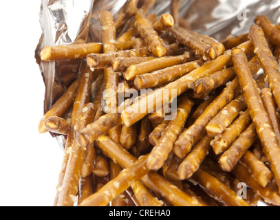 Gruppo di sale bastoni in una sacca isolata su sfondo bianco (con percorso di clipping) Foto Stock