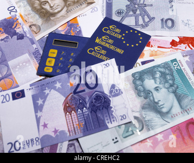 Euro Convertitore con DM banconote e le banconote in euro Foto Stock