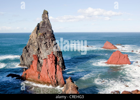 Roccia lavica scogliere sulla costa atlantica della penisola, e la riserva naturale di Ponta de Sao Lourenco, in Portogallo, Europa Foto Stock