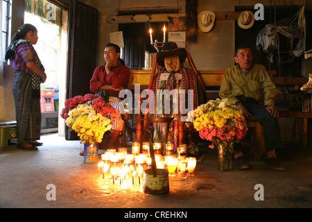 Maya San Maximon nella stanza vivente con Indiani di Maya in costume tipico, Guatemala, Atitlansee, Santiago de Atitlan Foto Stock