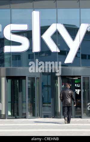 Il logo presso la sede della pay-TV canale Sky Deutschland AG in Unterfoehring vicino a Monaco di Baviera, Germania, Europa Foto Stock