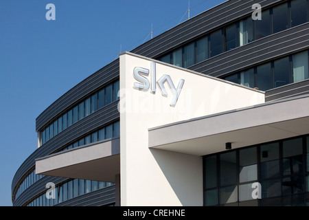 Il logo presso la sede della pay-TV canale Sky Deutschland AG in Unterfoehring vicino a Monaco di Baviera, Germania, Europa Foto Stock