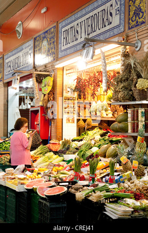 Sala Mercato, mercato Mercado de Triana, con frutta e verdura, Siviglia, in Andalusia, Spagna, Europa Foto Stock