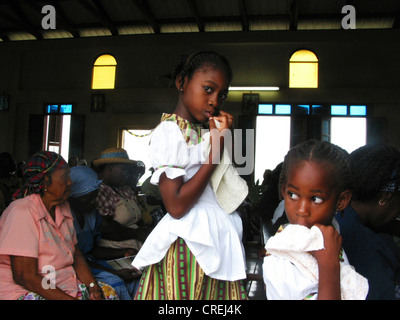 Giovani Garifuna, un discendente di schiavi neri, in chiesa, Belize, Stann Creek District, Hopkins Foto Stock