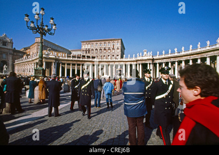 Città del Vaticano Italia Piazza San Pietro il Papa la benedizione della folla di carabinieri in folla Foto Stock