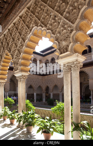 Decorazioni in stile moresco sul Patio de las Doncellas nel re Moro del Palazzo Reale di Alcazar, Patrimonio Mondiale dell UNESCO Foto Stock