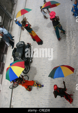 Stilt walker con costumi colorati in oldtown, Cuba, La Habana Foto Stock