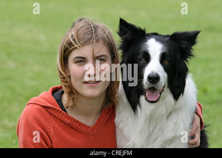 Border Collie (Canis lupus f. familiaris), giovane donna con il cane Foto Stock