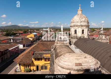 Vista dalla torre della chiesa Iglesia de la Merced sui tetti della fortezza spagnola ortaleza La Polvora, Granada Foto Stock