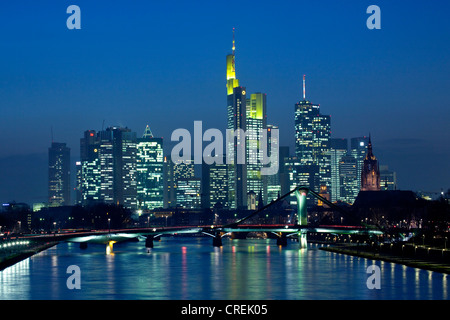 Skyline di Francoforte am Main di notte con il quartiere finanziario di Francoforte il Westend, Frankfurt am Main, Hesse Foto Stock