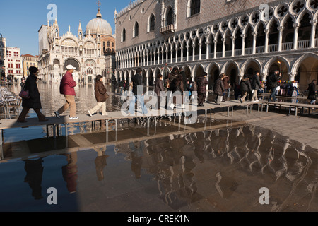 Piazza San Marco a aqua alta o acqua alta, Venezia, Veneto, Italia, Europa meridionale Foto Stock