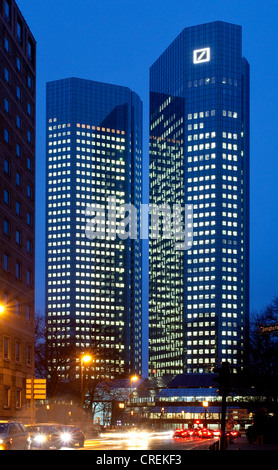 La sede centrale di Deutsche Bank AG di notte, Frankfurt am Main, Hesse, Germania, Europa Foto Stock