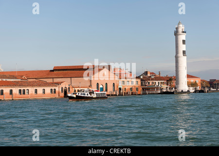 Negozi di vetro, faro e stazione dei vaporetti Murano, laguna isola di Murano, Venezia, Veneto, Italia, Europa meridionale Foto Stock