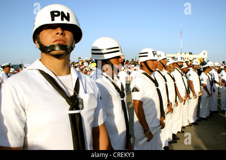 Polizia messicana in file e con divise bianche, Messico, Veracruz, Veracruz Foto Stock