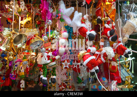 Varie albero di Natale decorazioni sulla strada del mercato in Cina Foto Stock